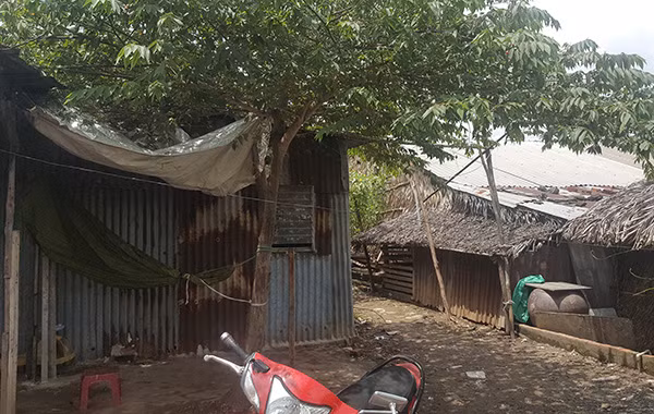 Nhà cửa lụp sụp muốn xây sửa cũng không được.
