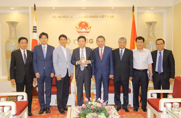 Bộ trưởng Tô Lâm, Đại sứ Lee Hyuk cùng các đại biểu tại buổi tiếp.