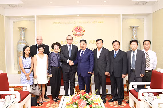 Thứ trưởng Bùi Văn Thành, Đại sứ Thomas Loidl và các đại biểu. Thứ trưởng Bùi Văn Thành, Đại sứ Thomas Loidl và các đại biểu.
