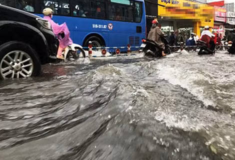 Một số tuyến phố ngập sâu sau những cơn mưa đầu mùa.