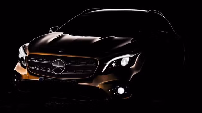 Mercedes-Benz GLA 2017 được bổ sung cụm đèn pha dạng LED, cản va trước, lưới tản nhiệt và logo ngôi sao 3 cánh mới.