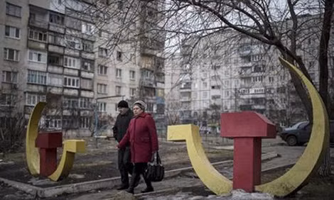Biểu tượng búa liềm ở Kiev. Biểu tượng búa liềm ở Kiev.
