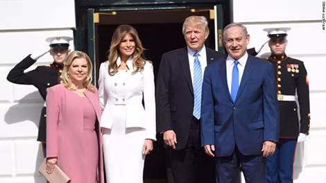Tổng thống Donald Trump và đệ nhất phu nhân Melania Trump đón chào Thủ tướng Israel Benjamin Netanyahu và vợ, bà Sara khi đến Nhà Trắng ngày 15-2-2017.