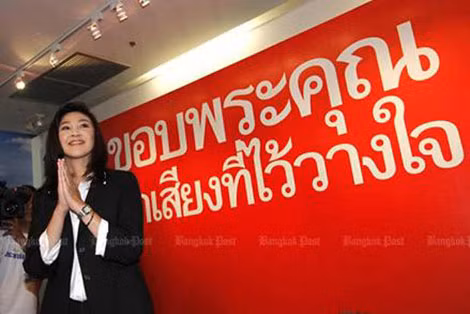 Bà Yingluck cảm ơn những người ủng hộ tại trụ sở đảng Pheu Thai vào ngày 4-7-2011. Bà Yingluck cảm ơn những người ủng hộ tại trụ sở đảng Pheu Thai vào ngày 4-7-2011.