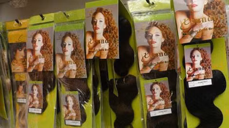 Tóc được tiếp thị là “tóc Braziil” tại cuộc triển lãm Afro Hair ở London.
