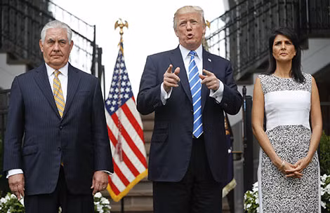 Tổng thống Donal Trump phát biểu về vấn đề Venezuela với sự có mặt của Ngoại trưởng Rex Tillerson và Đại sứ Mỹ tại Liên hiệp quốc Nikki Haley. Ảnh: Chicago Tribune.