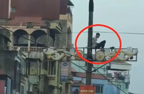 Nam thanh niên trên cột điện. Nam thanh niên trên cột điện.