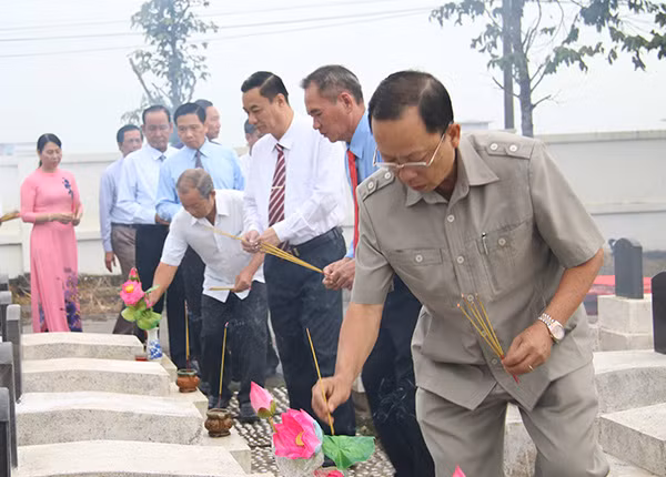 Các đại biểu thắp nhang, viếng mộ các liệt sỹ tại Nghĩa trang liệt sỹ tỉnh Hậu Giang.