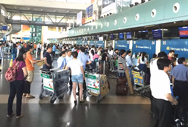 Trong dịp cao điểm Tết, hành khách có thể chọn các chuyến bay đêm để đi lại thuận lợi hơn.