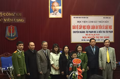 Trung tá Nguyễn Thị Thu Hằng cùng gia đình trong buổi bảo vệ thành công Luận án Tiến sĩ tại Học viện Cảnh sát. Trung tá Nguyễn Thị Thu Hằng cùng gia đình trong buổi bảo vệ thành công Luận án Tiến sĩ tại Học viện Cảnh sát.