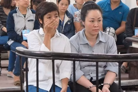 Hai đối tượng lừa đảo “chạy biên chế” Vương Thúy Nga và Lê Thị Bích Hạnh trước vành móng ngựa. Hai đối tượng lừa đảo “chạy biên chế” Vương Thúy Nga và Lê Thị Bích Hạnh trước vành móng ngựa.