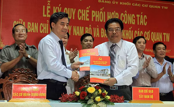 Kí kết quy chế phối hợp giữa Ban Chỉ đạo Tây Nam Bộ với Đảng ủy Khối các cơ quan Trung ương.