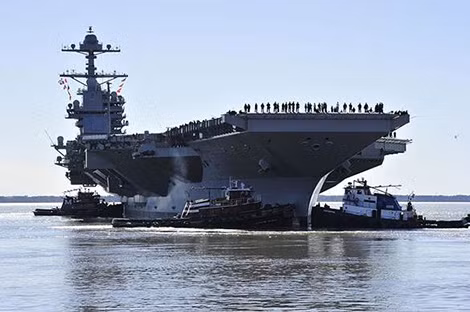 Hàng không mẫu hạm USS Gerald R. Ford chạy thử chuyến đầu tiên ra biển ở Newport News, Virginia, hôm 8-4-2017.