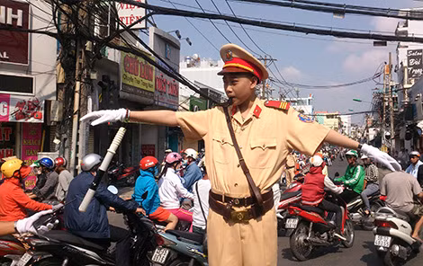 Và điều tiết giao thông trên bục một cách dứt khoát.