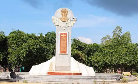 Bia tưởng niệm ở kênh Võ Văn Kiệt.