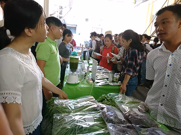 Chị Nguyễn Thị Đào giới thiệu rau hữu cơ đến khách hàng.
