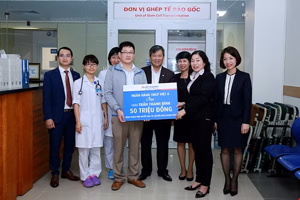 Đại diện VietABank, lãnh đạo Viện Huyết học - Truyền máu Trung ương cùng trao quà cho bệnh nhân.