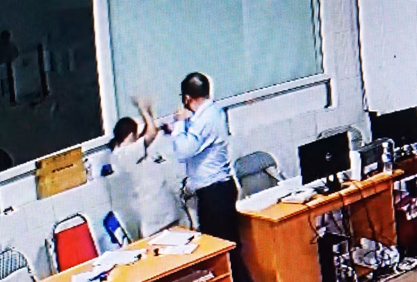 Doanh nhân Nguyễn Đình Hoàng Thắng, người vừa được vinh danh “Doanh nhân trẻ khởi nghiệp xuất sắc năm 2017” hành hung bác sĩ.