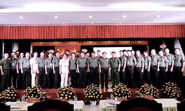 Các đại biểu chụp ảnh lưu niệm.