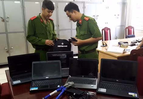 Cơ quan Công an kiểm tra tang vật vụ trộm đột nhập.