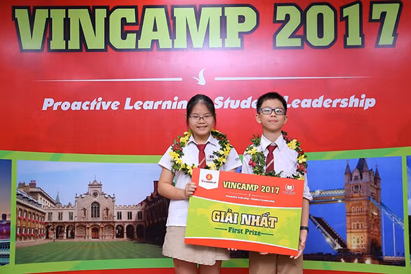 Hiền Anh - Quang Trung giành giải Nhất, trở thành 2 trong số 30 thí sinh xuất sắc nhất VinCamp 2017 dự Trại hè quốc tế kéo dài 10 ngày tại Anh quốc trong tháng 7-2017.