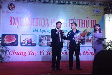Nguyễn Thế Anh (bên trái) tổ chức các đại hội hoa hồng thu hút nhà đầu tư nhằm mục đích lừa đảo. Nguyễn Thế Anh (bên trái) tổ chức các đại hội hoa hồng thu hút nhà đầu tư nhằm mục đích lừa đảo.