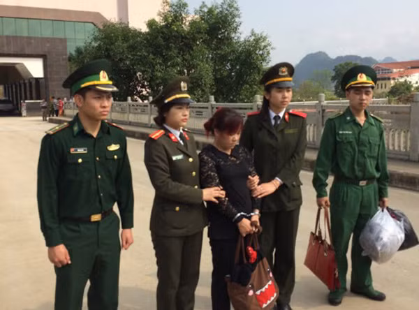 Lực lượng chức năng tiếp nhận, dẫn giải đối tượng Trần Thị Lý.
