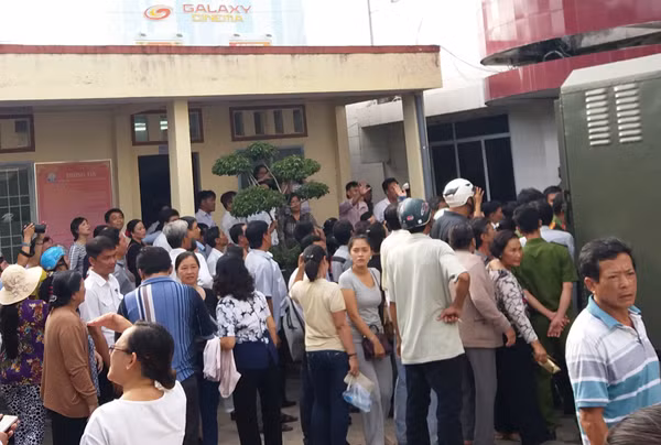 Đông đảo người dân đến TAND tỉnh Cà Mau chứng kiến vụ xét xử.
