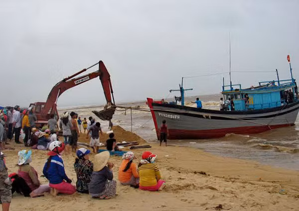 Ngư dân bên cửa biển Đà Diễn luôn đối mặt với tình trạng tàu thuyền mắc cạn do bồi lấp. Ngư dân bên cửa biển Đà Diễn luôn đối mặt với tình trạng tàu thuyền mắc cạn do bồi lấp.