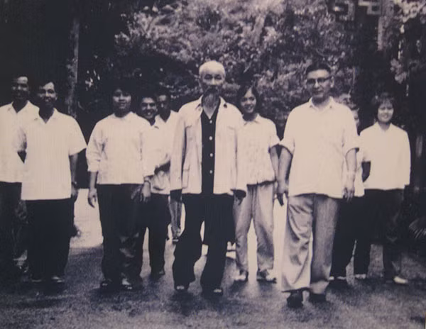 Bác Hồ chụp ảnh với nhân viên khu điều dưỡng Tùng Hóa, Trung Quốc, tháng 9-1965.