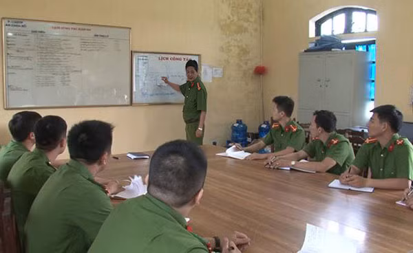 Đại tá Đào Trọng Bằng họp chỉ đạo điều tra trọng án.