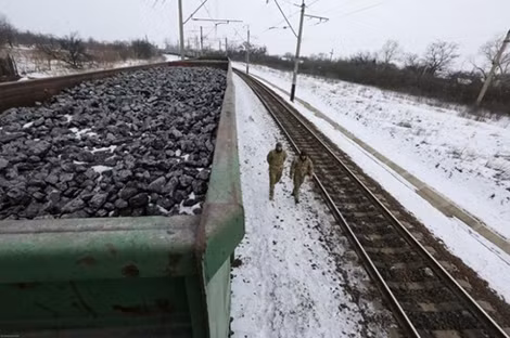 Lực lượng cực đoan Ukraine phong tỏa các tuyến đường sắt từ miền đông về Kiev. Lực lượng cực đoan Ukraine phong tỏa các tuyến đường sắt từ miền đông về Kiev.