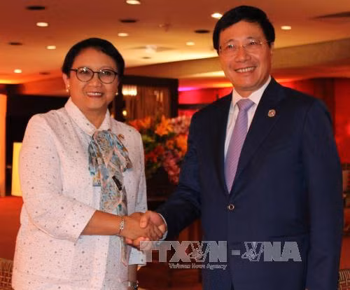 Phó Thủ tướng Phạm Bình Minh và Bộ trưởng Ngoại giao Indonesia Retno Marsudi. Ảnh: TTXVN.