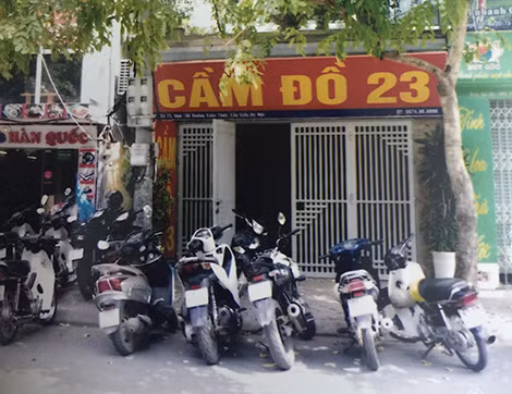 Hiện trường vụ án mạng bắt nguồn từ trộm đột nhập tại quận Cầu Giấy, đối tượng lợi dụng cây cao trước cửa để leo vào.