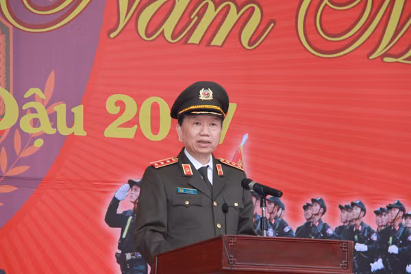 Bộ trưởng Bộ Công an Tô Lâm phát biểu tại buổi kiểm tra công tác ứng trực sẵn sàng chiến đấu tại Bộ Tư lệnh CSCĐ.