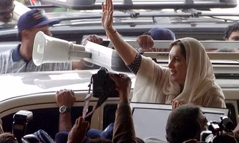 Bà Benazir Bhutto trong một chuyến vận động cử tri không lâu trước khi bị ám sát. Bà Benazir Bhutto trong một chuyến vận động cử tri không lâu trước khi bị ám sát.