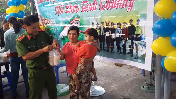 Cấp phát cháo miễn phí cho bệnh nhân và người nhà bệnh nhân có hoàn cảnh khó khăn.
