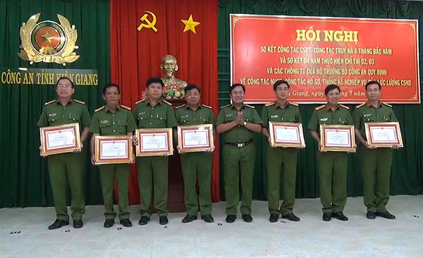 Đại tá Lưu Thành Tín – Phó Giám đốc Công an tỉnh trao giấy khen của Giám đốc Công an tỉnh cho tập thể, cá nhân có thành tích xuất sắc trong 4 năm thực hiện công tác hồ sơ nghiệp vụ cơ bản của lực lượng Cảnh sát nhân dân.