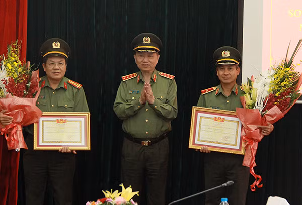 Bộ trưởng Tô Lâm trao danh hiệu Chiến sĩ thi đua toàn lực lượng CAND tặng các cá nhân có thành tích xuất sắc.