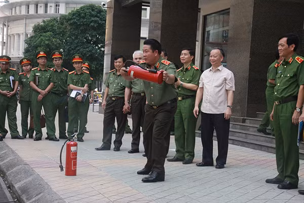 Thứ trưởng Bùi Văn Thành hướng dẫn bình chữa cháy. Thứ trưởng Bùi Văn Thành hướng dẫn bình chữa cháy.