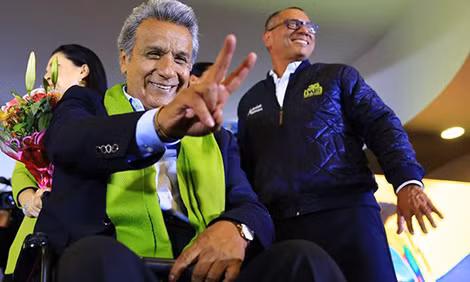 Ông Lenin Moreno vui mừng chiến thắng.