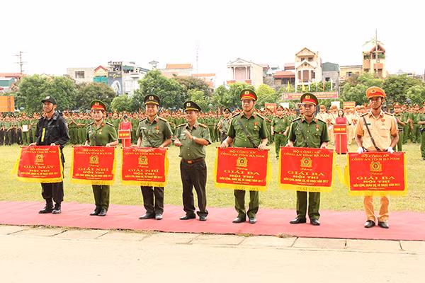 Phó Giám đốc Công an tỉnh Hà Nam, Đại tá Trương Minh Côn trao Giải Nhất, Nhì, Ba cho các đội xuất sắc tại Hội thi.