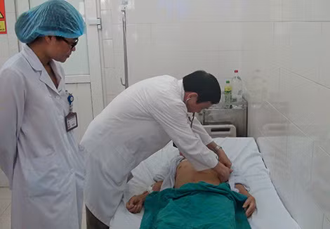 GS. TS. Mai Trọng Khoa bên bệnh nhân ung thư được điều trị bằng cấy hạt phóng xạ.