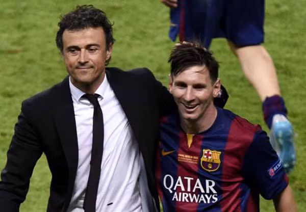 HLV Luis Enrique (trái) tin vào cuộc lật đổ Real ở những vòng đấu cuối cùng tại La Liga.