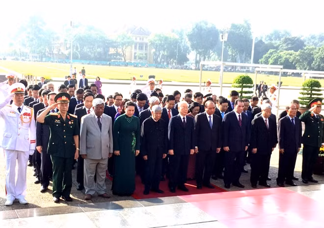 Các đồng chí lãnh đạo Đảng, Nhà nước, MTTQ Việt Nam vào Lăng viếng Chủ tịch Hồ Chí Minh.