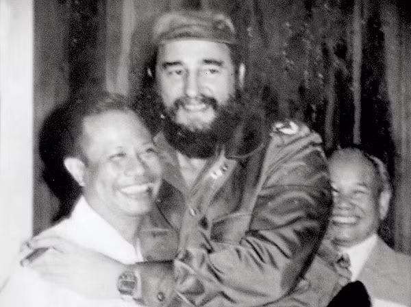 Chủ tịch Fidel Castro với ông Đặng Quốc Bảo.