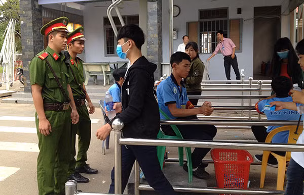 Cán bộ, chiến sỹ đảm bảo an ninh trật tự tại các cổng khu du lịch.