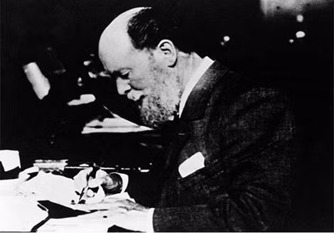 Ảnh chụp Peter Carl Faberge khi đang làm việc.