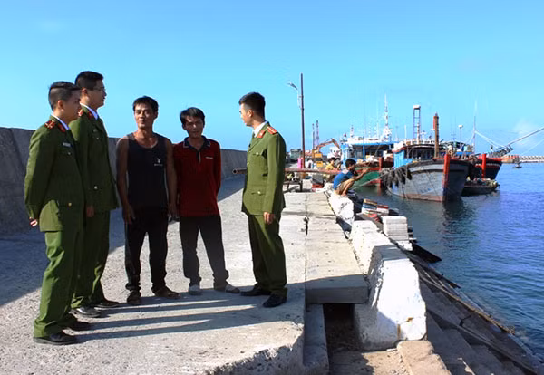 Công an huyện Bạch Long Vỹ nắm tình hình ngư dân trên đảo.