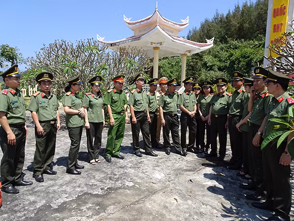 Cục Công tác chính trị, Công an tỉnh Quảng Ngãi cùng giao lưu, ôn lại truyền thống tại huyện Lý Sơn.